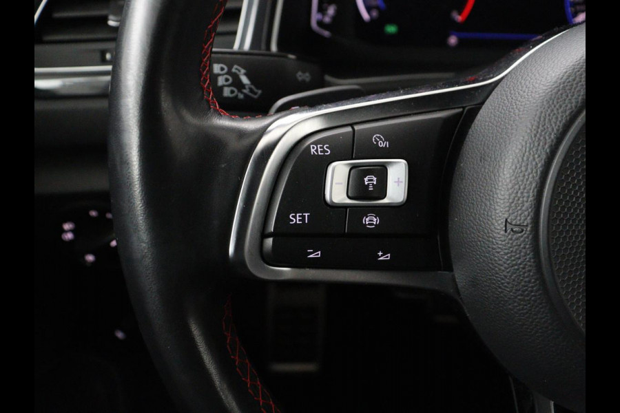 Volkswagen T-Roc 1.5 TSI Sport R Line | Trekhaak | Carplay | Full LED | Navigatie | Virtual Cockpit | Adaptive cruise | Parkeerhulp | 18'' | Climate control | Bluetooth | Getint glas