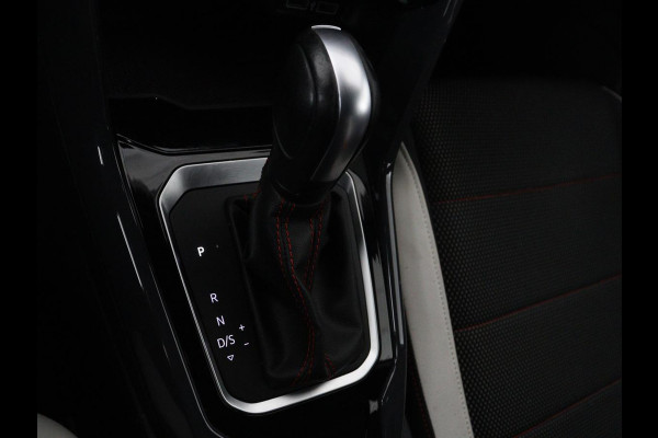 Volkswagen T-Roc 1.5 TSI Sport R Line | Trekhaak | Carplay | Full LED | Navigatie | Virtual Cockpit | Adaptive cruise | Parkeerhulp | 18'' | Climate control | Bluetooth | Getint glas