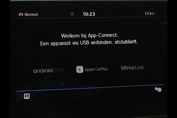 Volkswagen T-Roc 1.5 TSI Sport R Line | Trekhaak | Carplay | Full LED | Navigatie | Virtual Cockpit | Adaptive cruise | Parkeerhulp | 18'' | Climate control | Bluetooth | Getint glas