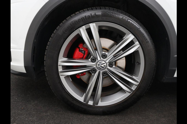 Volkswagen T-Roc 1.5 TSI Sport R Line | Trekhaak | Carplay | Full LED | Navigatie | Virtual Cockpit | Adaptive cruise | Parkeerhulp | 18'' | Climate control | Bluetooth | Getint glas