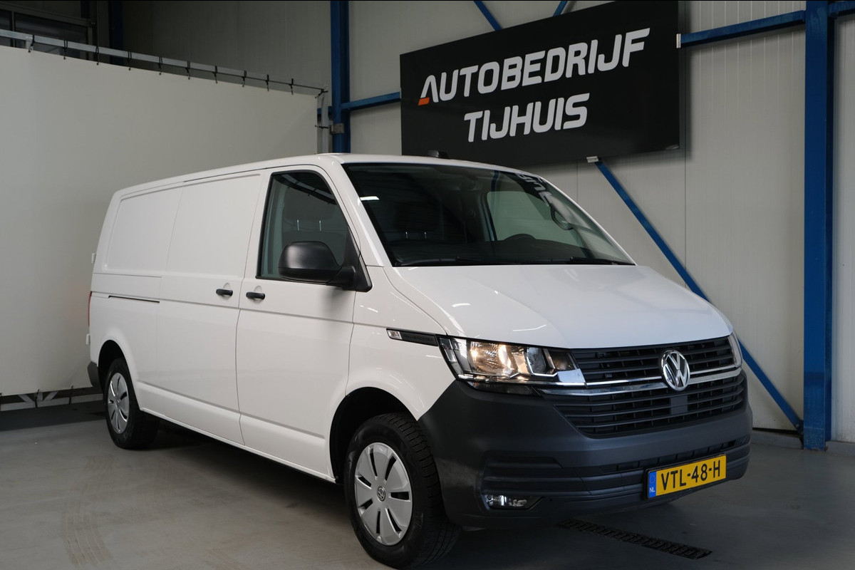 Volkswagen Transporter 2.0 TDI L2H1 28 - N.A.P. Airco, Cruise, Carplay, PDC, Trekhaak.