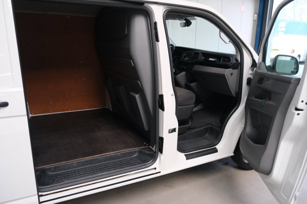 Volkswagen Transporter 2.0 TDI L2H1 28 - N.A.P. Airco, Cruise, Carplay, PDC, Trekhaak.