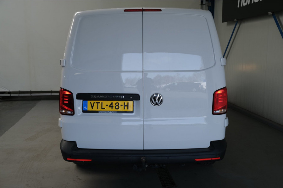 Volkswagen Transporter 2.0 TDI L2H1 28 - N.A.P. Airco, Cruise, Carplay, PDC, Trekhaak.
