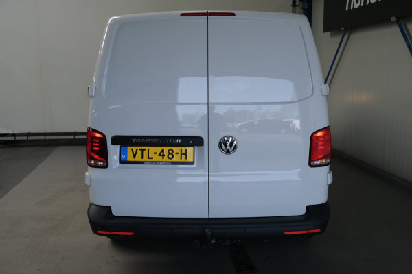 Volkswagen Transporter 2.0 TDI L2H1 28 - N.A.P. Airco, Cruise, Carplay, PDC, Trekhaak.