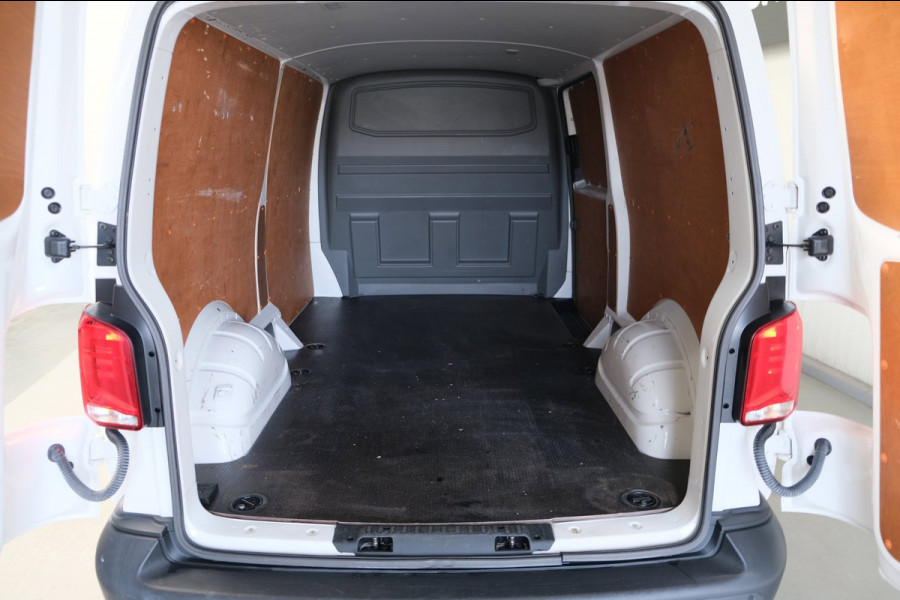 Volkswagen Transporter 2.0 TDI L2H1 28 - N.A.P. Airco, Cruise, Carplay, PDC, Trekhaak.