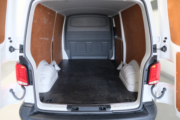 Volkswagen Transporter 2.0 TDI L2H1 28 - N.A.P. Airco, Cruise, Carplay, PDC, Trekhaak.