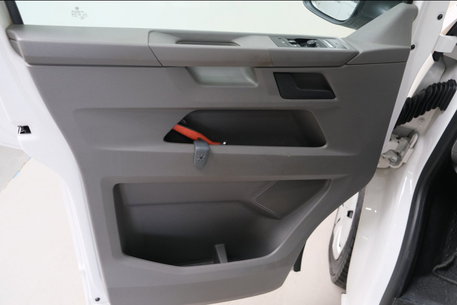 Volkswagen Transporter 2.0 TDI L2H1 28 - N.A.P. Airco, Cruise, Carplay, PDC, Trekhaak.