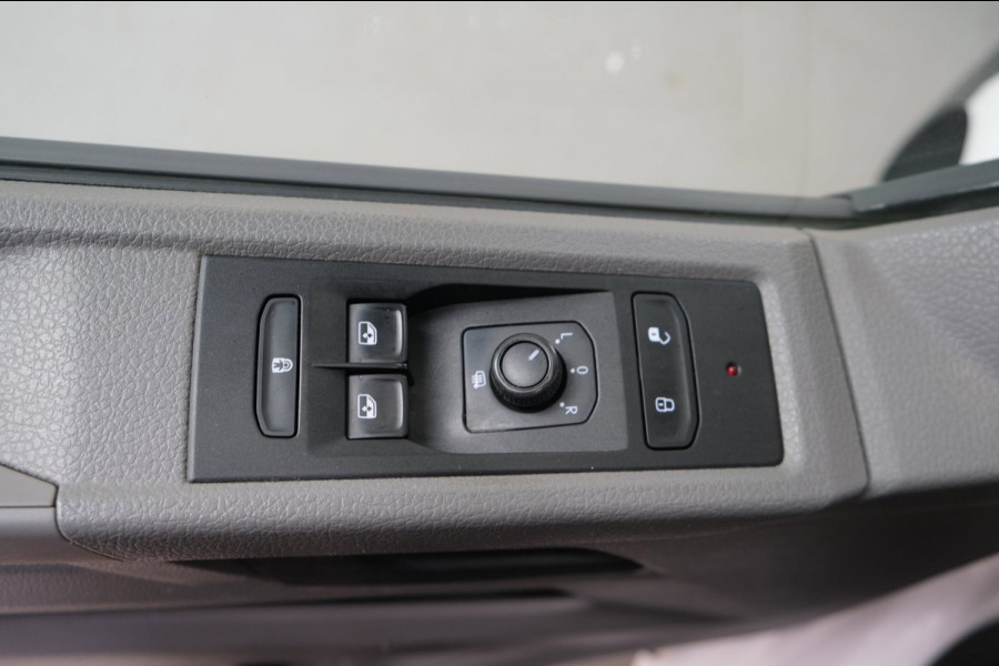 Volkswagen Transporter 2.0 TDI L2H1 28 - N.A.P. Airco, Cruise, Carplay, PDC, Trekhaak.