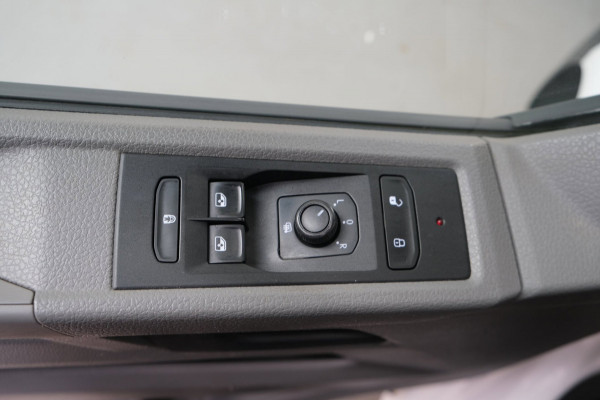 Volkswagen Transporter 2.0 TDI L2H1 28 - N.A.P. Airco, Cruise, Carplay, PDC, Trekhaak.
