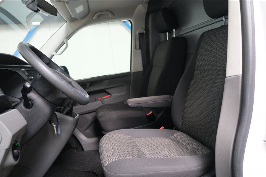 Volkswagen Transporter 2.0 TDI L2H1 28 - N.A.P. Airco, Cruise, Carplay, PDC, Trekhaak.