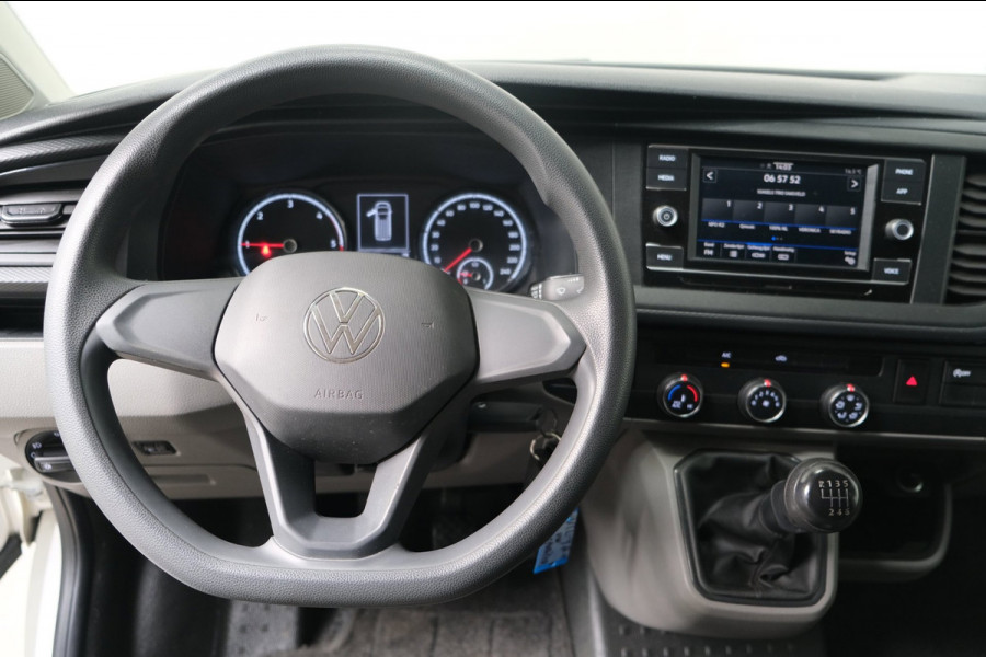 Volkswagen Transporter 2.0 TDI L2H1 28 - N.A.P. Airco, Cruise, Carplay, PDC, Trekhaak.