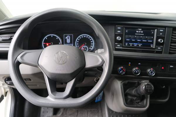 Volkswagen Transporter 2.0 TDI L2H1 28 - N.A.P. Airco, Cruise, Carplay, PDC, Trekhaak.