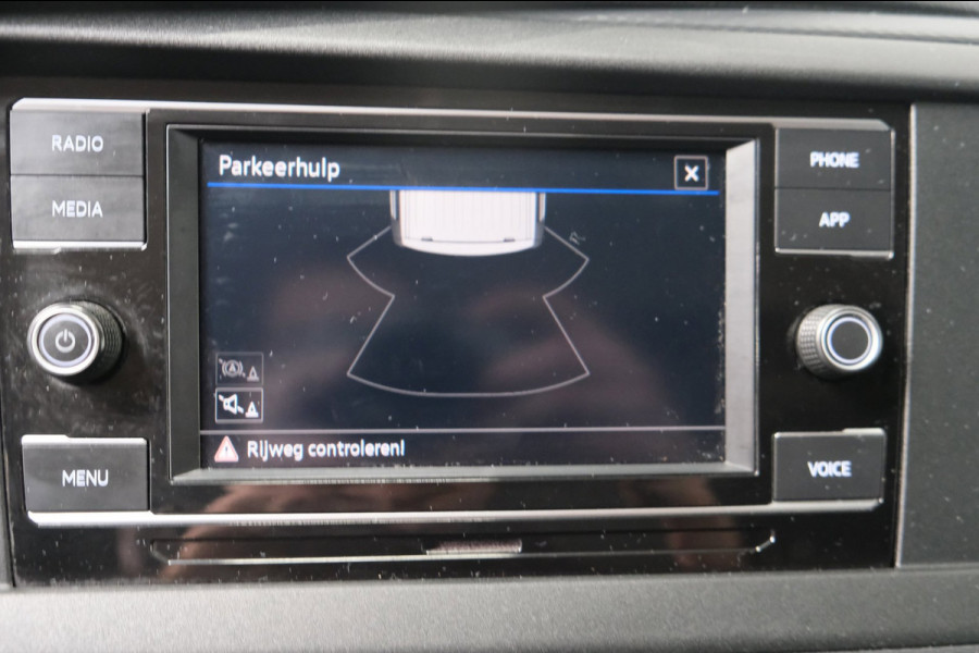 Volkswagen Transporter 2.0 TDI L2H1 28 - N.A.P. Airco, Cruise, Carplay, PDC, Trekhaak.