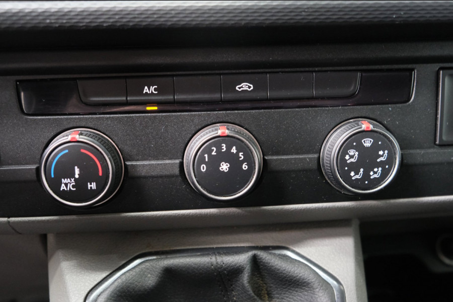 Volkswagen Transporter 2.0 TDI L2H1 28 - N.A.P. Airco, Cruise, Carplay, PDC, Trekhaak.