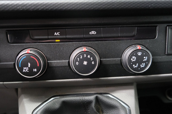 Volkswagen Transporter 2.0 TDI L2H1 28 - N.A.P. Airco, Cruise, Carplay, PDC, Trekhaak.