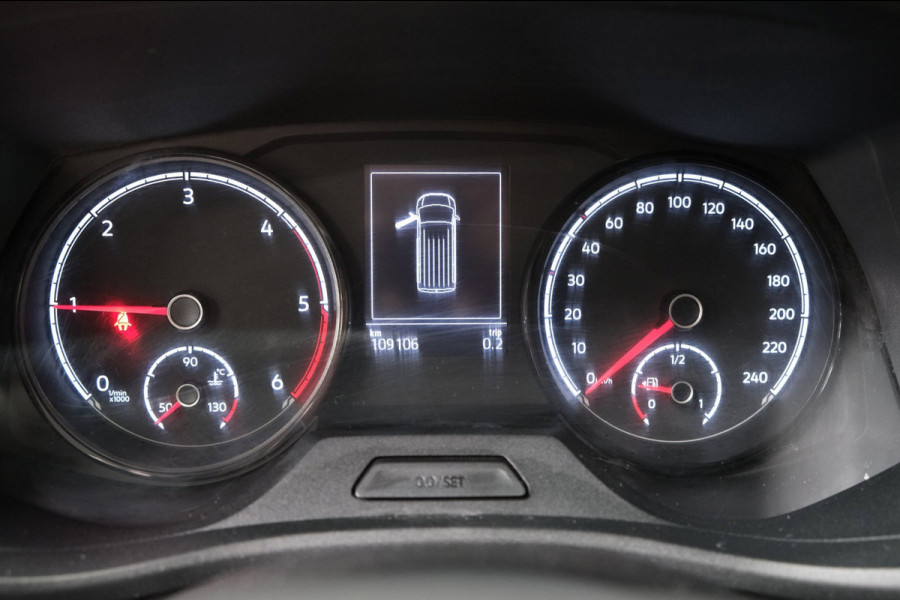 Volkswagen Transporter 2.0 TDI L2H1 28 - N.A.P. Airco, Cruise, Carplay, PDC, Trekhaak.