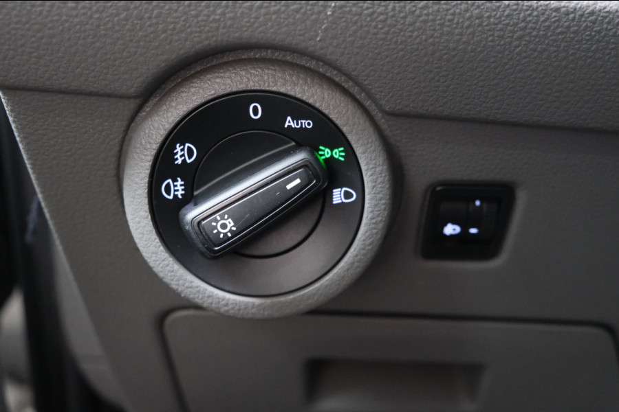 Volkswagen Transporter 2.0 TDI L2H1 28 - N.A.P. Airco, Cruise, Carplay, PDC, Trekhaak.