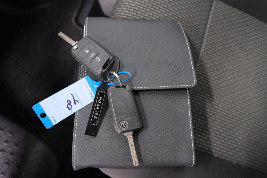 Volkswagen Transporter 2.0 TDI L2H1 28 - N.A.P. Airco, Cruise, Carplay, PDC, Trekhaak.