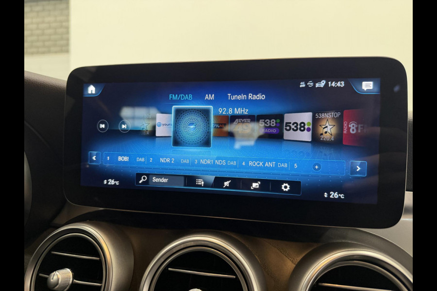 Mercedes-Benz GLC 300e 4MATIC Automaat PHEV AMG Line | Navigatie | Cruise Control | Parkeersensoren | Stoelverwarming | Panorama dak | Matrix LED-koplampen | Virtual Cockpit | Surround-systeem Burmester | Inductielader