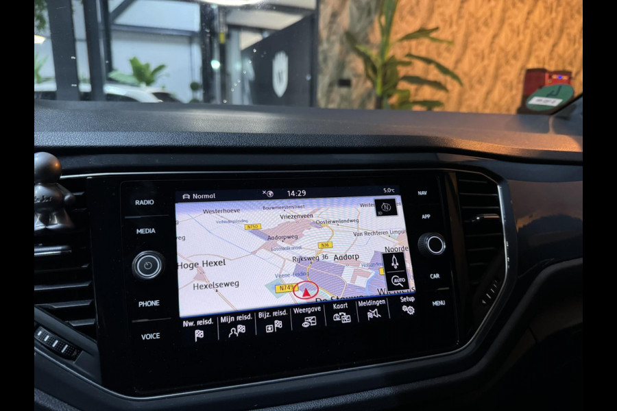 Volkswagen T-Roc 1.5 TSI R-Line Garantie Digi Dash Carplay StoelVW Blindspot Elek Achterklep ACC Clima Navi Led Rijklaar