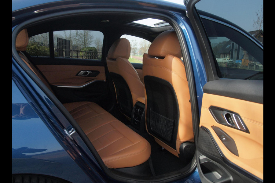 BMW 3 Serie 318i High Executive | Laser Led | Schuifdak | Camera | Sfeerverlichting | Sport stoelen leer | Zwarte Hemel |