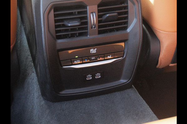 BMW 3 Serie 318i High Executive | Laser Led | Schuifdak | Camera | Sfeerverlichting | Sport stoelen leer | Zwarte Hemel |