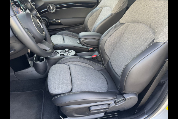 MINI Cooper SE Classic Head-Up Harman/Kardon Panoramadak Leder Sportstoel Neem contact op en we maken een afspraak!