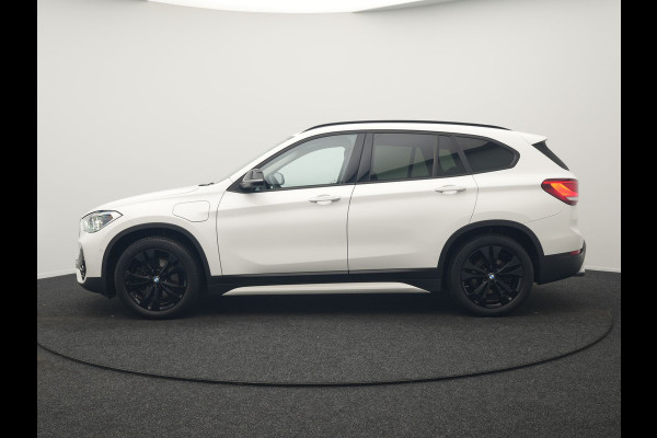 BMW X1 xDrive25e Sportline Plug In Hybrid 221pk Dealer O.H. PHEV | Trekhaak Afn. | Camera | Sportstoelen Memory & Verwarmd | Keyless | Sfeerverlichting | Adaptive LED | Cruise Control | Navigatie | DAB |