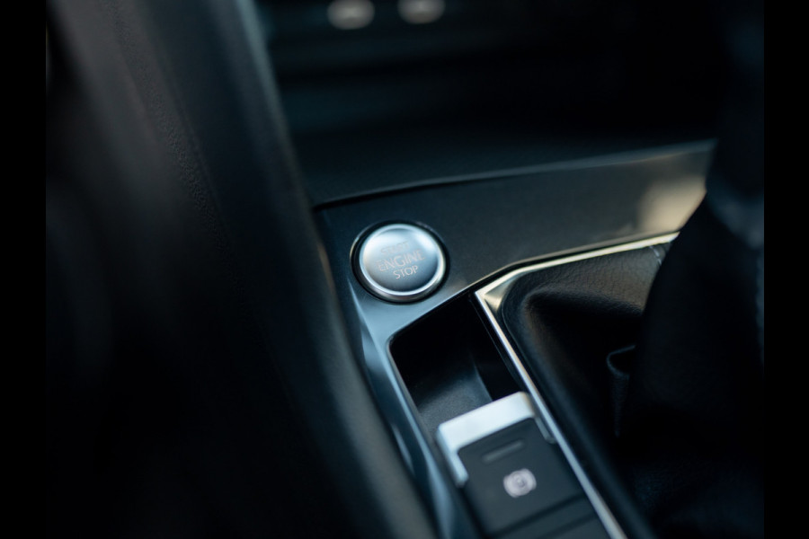 Volkswagen Tiguan 1.5 TSI R-Line Business+ | Keyless | Camera | Elk-A-klep | IQ light | Prijs Rijklaar!!