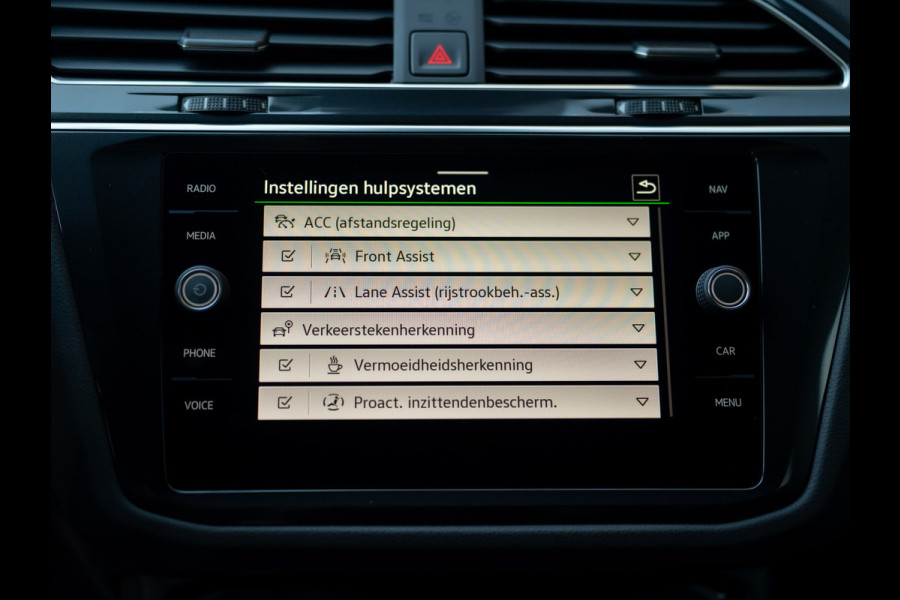 Volkswagen Tiguan 1.5 TSI R-Line Business+ | Keyless | Camera | Elk-A-klep | IQ light | Prijs Rijklaar!!