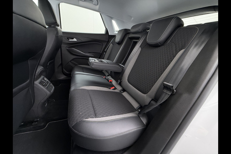 Opel Grandland X T 131PK AUT-8 Trekhaak Navi Camera Ecc Apple Carplay Android Auto Pdc Business Executive Elek.Achterklep Bi-Coulour AGR-Comfort Stoel Lane Assist Isofix Lmv Zwart Dak Keyless Origineel Nederlandse Auto
