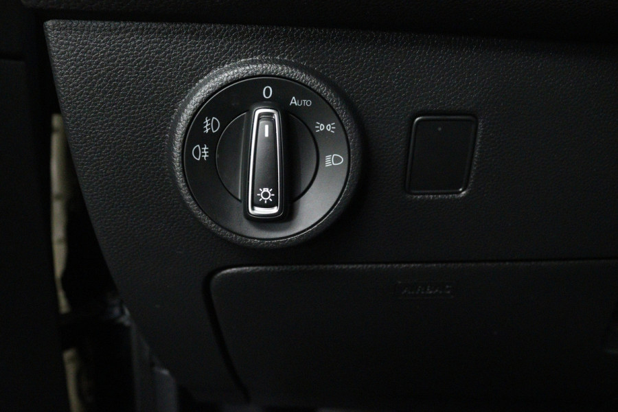 Seat Ateca 1.5 TSI Style Business Intense (PANORAMADAK, TREKHAAK WEGKLAPBAAR, CARPLAY, ACHTERUITRIJCAMERA, CRUISE ADAPTIEF)