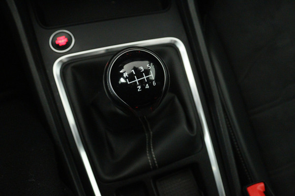 Seat Ateca 1.5 TSI Style Business Intense (PANORAMADAK, TREKHAAK WEGKLAPBAAR, CARPLAY, ACHTERUITRIJCAMERA, CRUISE ADAPTIEF)