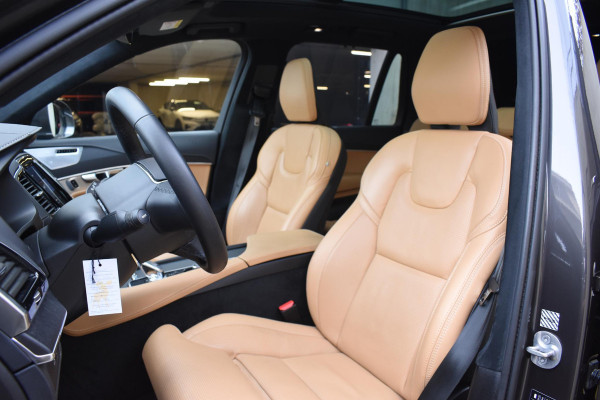 Volvo XC90 T8 455PK Recharge AWD Ultimate Bright / Luchtvering / Bowers & Wilkins / Schuif-kanteldak / 360 Camera / Head Up Display / Nappaleder met ventilatie / Massagefunctie / Gelamineerde zijruiten / 22'' Velgen / Trekhaak /  Stoelverwarming / Stuurverwarming