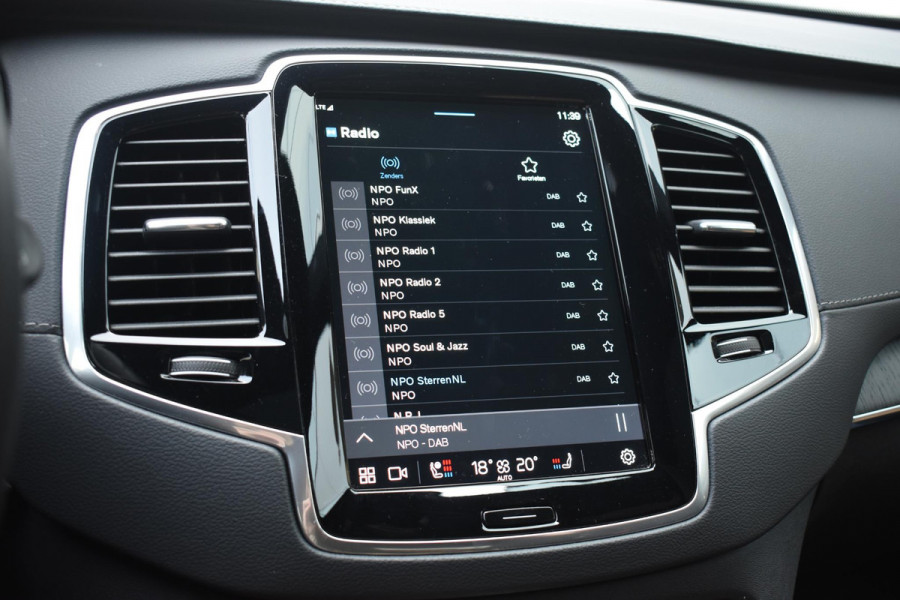 Volvo XC90 T8 455PK Recharge AWD Ultimate Bright / Luchtvering / Bowers & Wilkins / Schuif-kanteldak / 360 Camera / Head Up Display / Nappaleder met ventilatie / Massagefunctie / Gelamineerde zijruiten / 22'' Velgen / Trekhaak /  Stoelverwarming / Stuurverwarming
