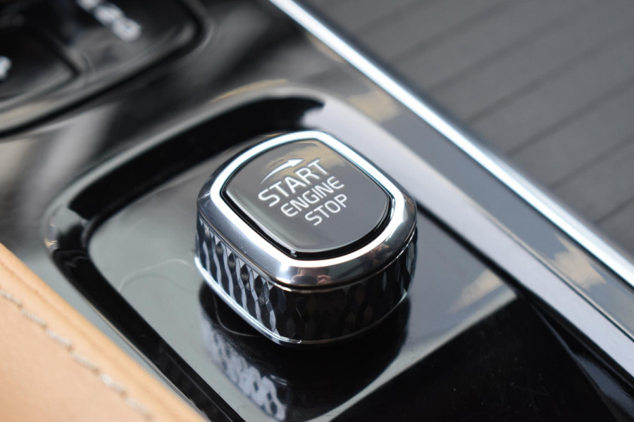 Volvo XC90 T8 455PK Recharge AWD Ultimate Bright / Luchtvering / Bowers & Wilkins / Schuif-kanteldak / 360 Camera / Head Up Display / Nappaleder met ventilatie / Massagefunctie / Gelamineerde zijruiten / 22'' Velgen / Trekhaak /  Stoelverwarming / Stuurverwarming