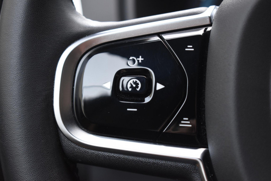 Volvo XC90 T8 455PK Recharge AWD Ultimate Bright / Luchtvering / Bowers & Wilkins / Schuif-kanteldak / 360 Camera / Head Up Display / Nappaleder met ventilatie / Massagefunctie / Gelamineerde zijruiten / 22'' Velgen / Trekhaak /  Stoelverwarming / Stuurverwarming