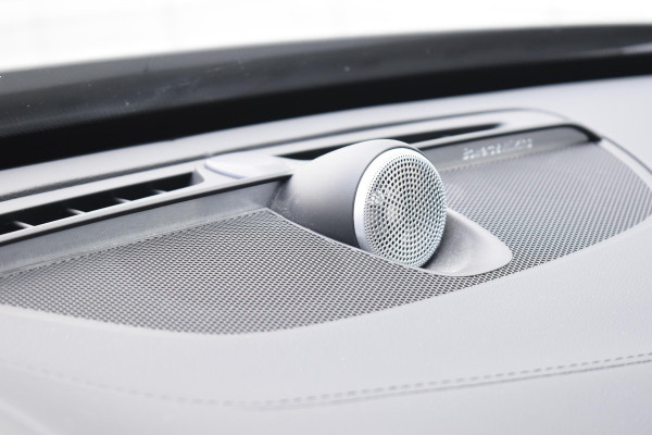 Volvo XC90 T8 455PK Recharge AWD Ultimate Bright / Luchtvering / Bowers & Wilkins / Schuif-kanteldak / 360 Camera / Head Up Display / Nappaleder met ventilatie / Massagefunctie / Gelamineerde zijruiten / 22'' Velgen / Trekhaak /  Stoelverwarming / Stuurverwarming