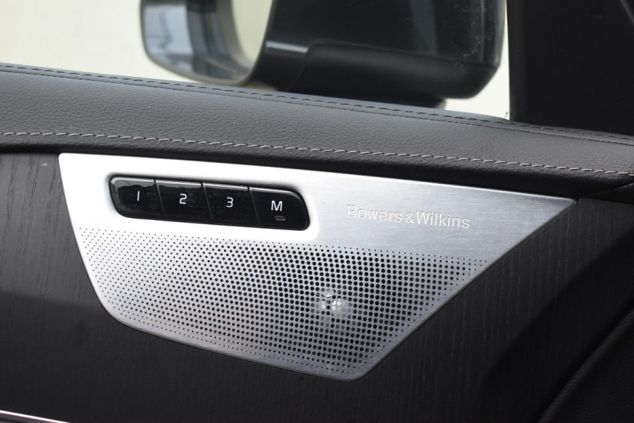 Volvo XC90 T8 455PK Recharge AWD Ultimate Bright / Luchtvering / Bowers & Wilkins / Schuif-kanteldak / 360 Camera / Head Up Display / Nappaleder met ventilatie / Massagefunctie / Gelamineerde zijruiten / 22'' Velgen / Trekhaak /  Stoelverwarming / Stuurverwarming