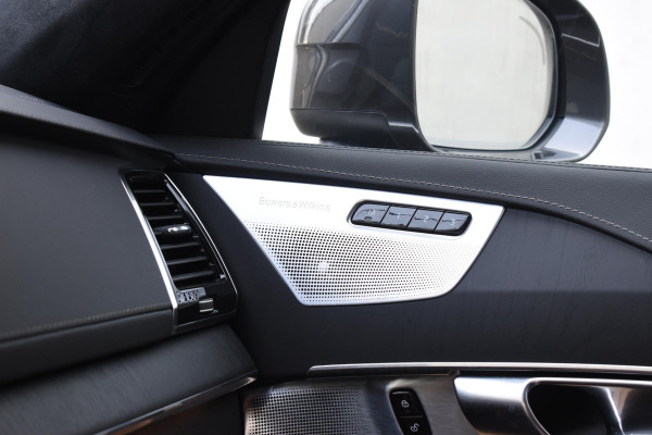 Volvo XC90 T8 455PK Recharge AWD Ultimate Bright / Luchtvering / Bowers & Wilkins / Schuif-kanteldak / 360 Camera / Head Up Display / Nappaleder met ventilatie / Massagefunctie / Gelamineerde zijruiten / 22'' Velgen / Trekhaak /  Stoelverwarming / Stuurverwarming