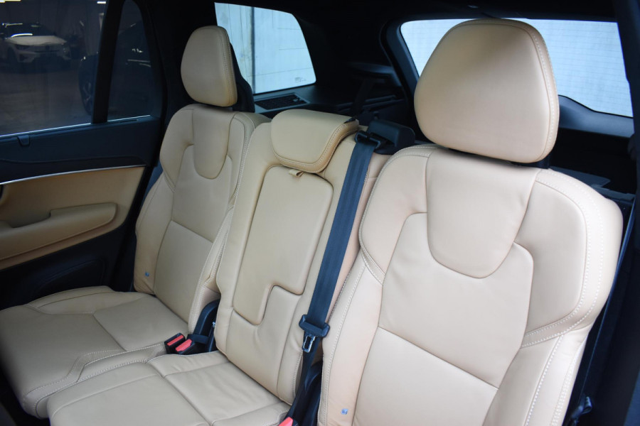 Volvo XC90 T8 455PK Recharge AWD Ultimate Bright / Luchtvering / Bowers & Wilkins / Schuif-kanteldak / 360 Camera / Head Up Display / Nappaleder met ventilatie / Massagefunctie / Gelamineerde zijruiten / 22'' Velgen / Trekhaak /  Stoelverwarming / Stuurverwarming