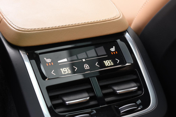 Volvo XC90 T8 455PK Recharge AWD Ultimate Bright / Luchtvering / Bowers & Wilkins / Schuif-kanteldak / 360 Camera / Head Up Display / Nappaleder met ventilatie / Massagefunctie / Gelamineerde zijruiten / 22'' Velgen / Trekhaak /  Stoelverwarming / Stuurverwarming
