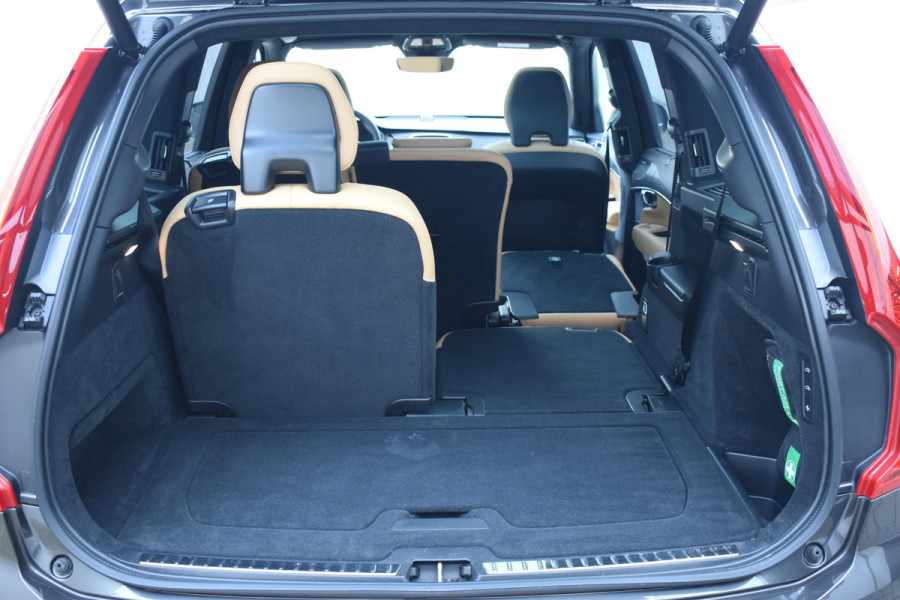 Volvo XC90 T8 455PK Recharge AWD Ultimate Bright / Luchtvering / Bowers & Wilkins / Schuif-kanteldak / 360 Camera / Head Up Display / Nappaleder met ventilatie / Massagefunctie / Gelamineerde zijruiten / 22'' Velgen / Trekhaak /  Stoelverwarming / Stuurverwarming