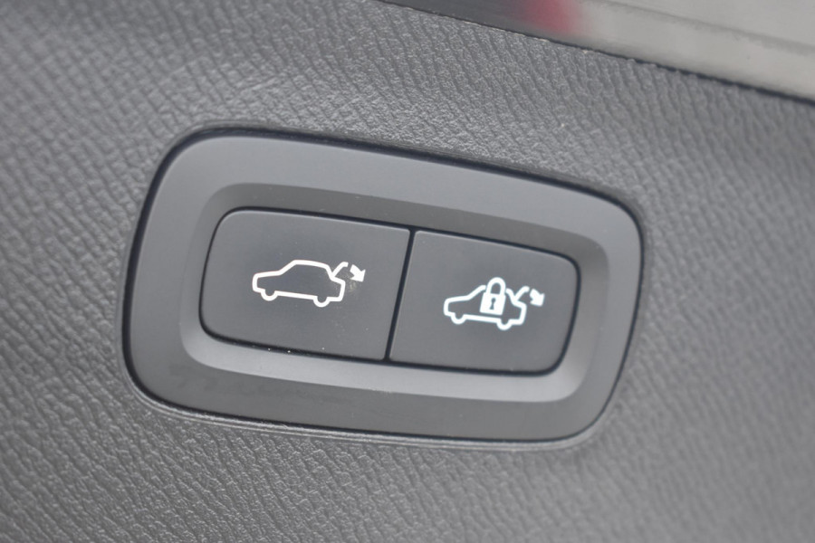 Volvo XC90 T8 455PK Recharge AWD Ultimate Bright / Luchtvering / Bowers & Wilkins / Schuif-kanteldak / 360 Camera / Head Up Display / Nappaleder met ventilatie / Massagefunctie / Gelamineerde zijruiten / 22'' Velgen / Trekhaak /  Stoelverwarming / Stuurverwarming