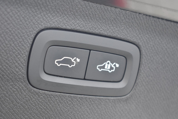 Volvo XC90 T8 455PK Recharge AWD Ultimate Bright / Luchtvering / Bowers & Wilkins / Schuif-kanteldak / 360 Camera / Head Up Display / Nappaleder met ventilatie / Massagefunctie / Gelamineerde zijruiten / 22'' Velgen / Trekhaak /  Stoelverwarming / Stuurverwarming