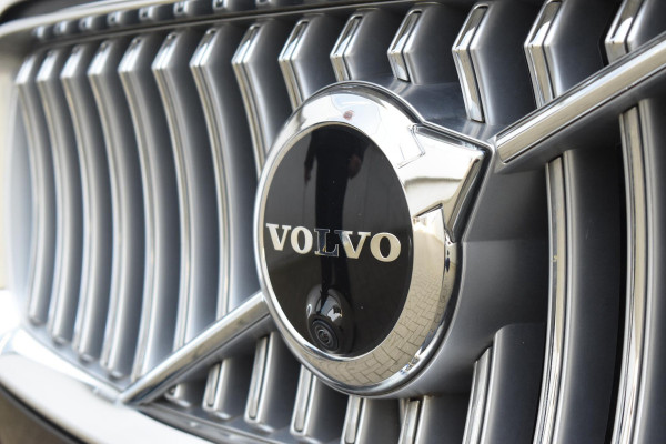 Volvo XC90 T8 455PK Recharge AWD Ultimate Bright / Luchtvering / Bowers & Wilkins / Schuif-kanteldak / 360 Camera / Head Up Display / Nappaleder met ventilatie / Massagefunctie / Gelamineerde zijruiten / 22'' Velgen / Trekhaak /  Stoelverwarming / Stuurverwarming