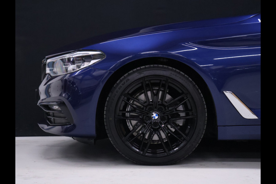 BMW 5 Serie Touring 520i M Sport [SCHUIFKANTELDAK, CRUISE CONTROL, BLUETOOTH TELEFOON, HUD, ACHTERUITRIJCAMERA, PDC V+A, STOELVERWARMING, BMW ADAPTIVE LED, NIEUWSTAAT]