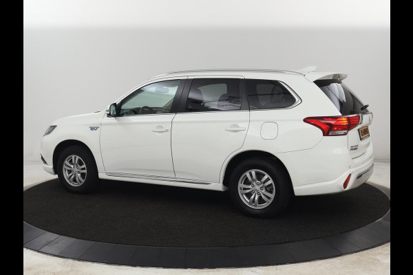 Mitsubishi Outlander 2.4 PHEV Pure | Stoelverwarming | Trekhaak | Camera | Carplay | Keyless | DAB | Cruise control | Bluetooth | Climate control | Plug In