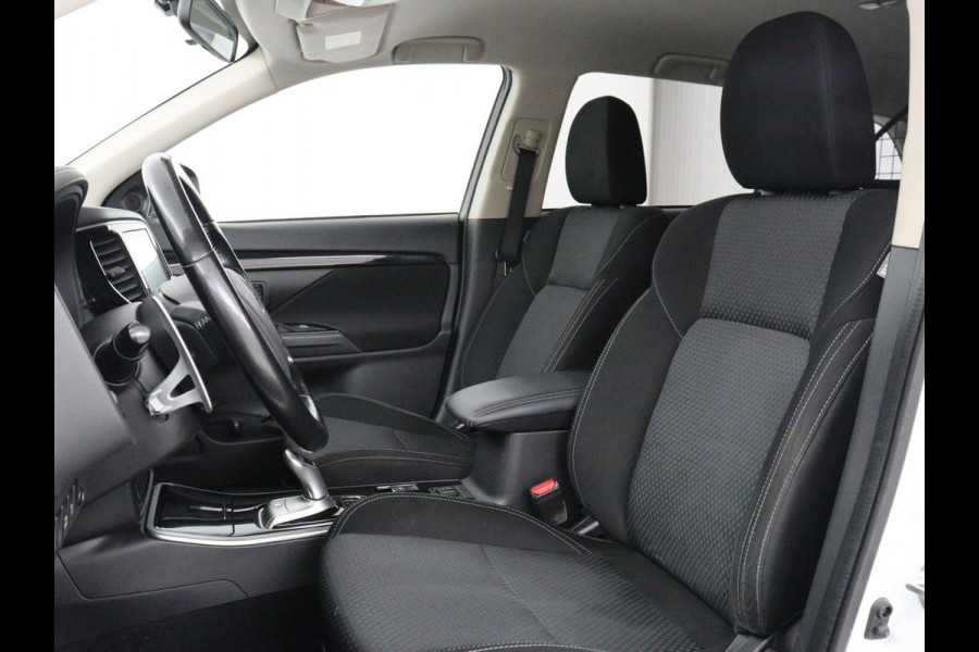 Mitsubishi Outlander 2.4 PHEV Pure | Stoelverwarming | Trekhaak | Camera | Carplay | Keyless | DAB | Cruise control | Bluetooth | Climate control | Plug In