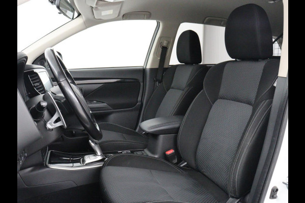 Mitsubishi Outlander 2.4 PHEV Pure | Stoelverwarming | Trekhaak | Camera | Carplay | Keyless | DAB | Cruise control | Bluetooth | Climate control | Plug In